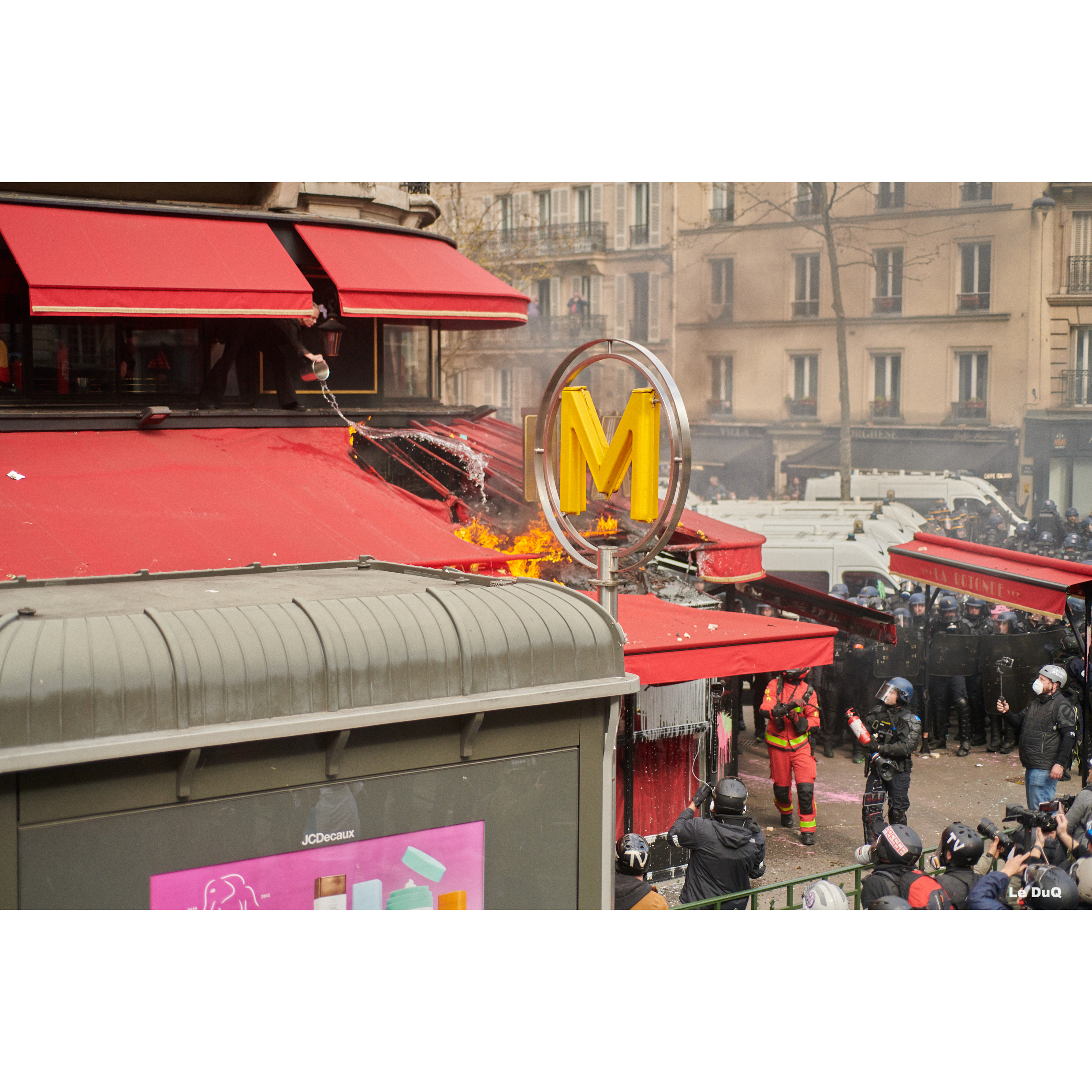 Une partie du auvent de la Rotonde en feu 