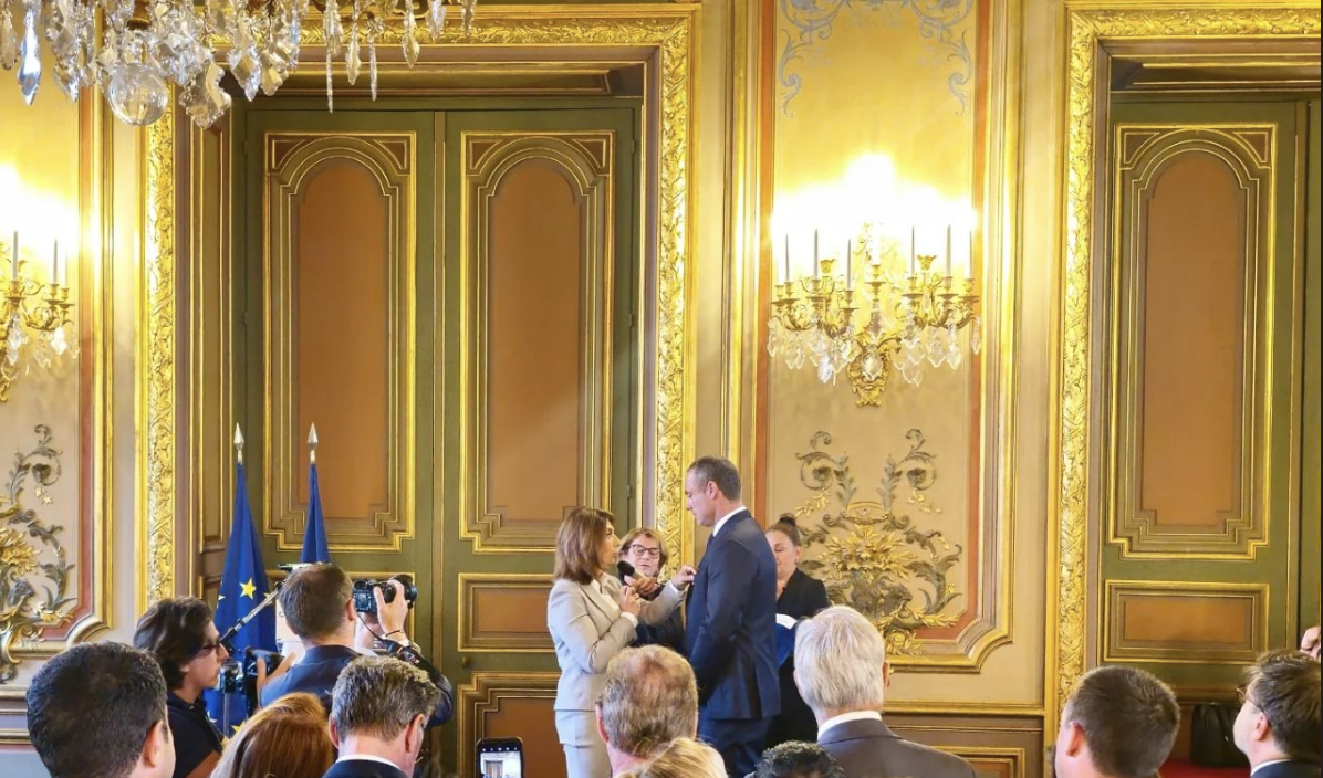 Ceci n’est pas une cérémonie privée, mais la remise de l’ordre du mérite par Martine Vassal à son directeur de cabinet.