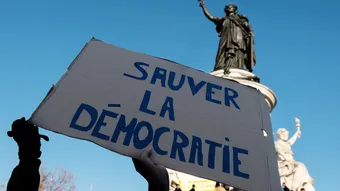 Démocratie : La France bascule dans l’obscurité 