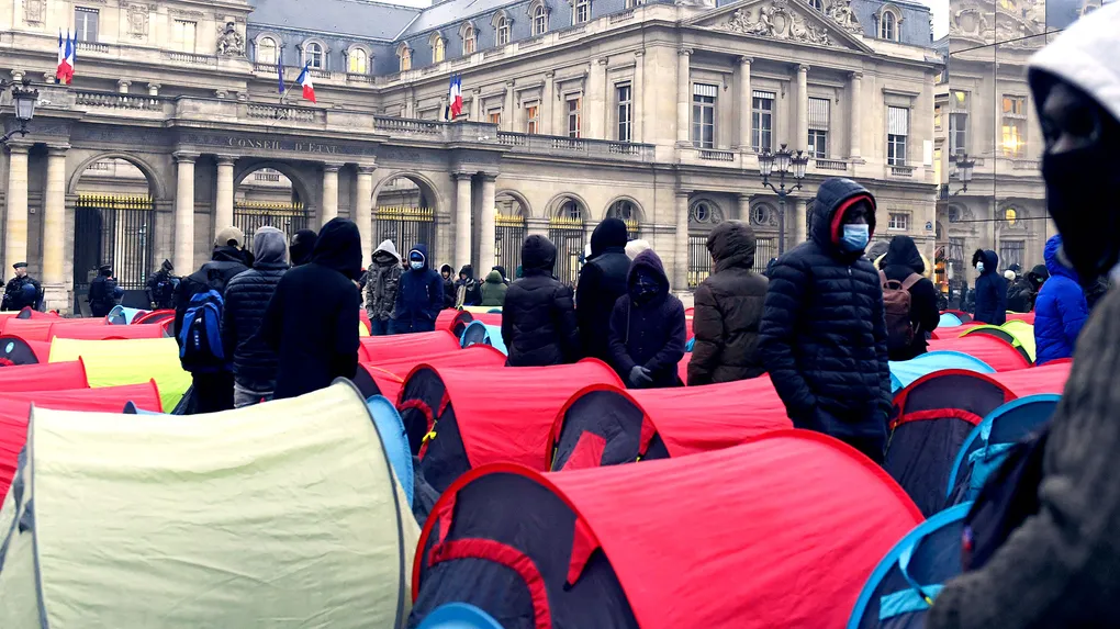 Rue, répression, abandon : comment la France gère les migrants
