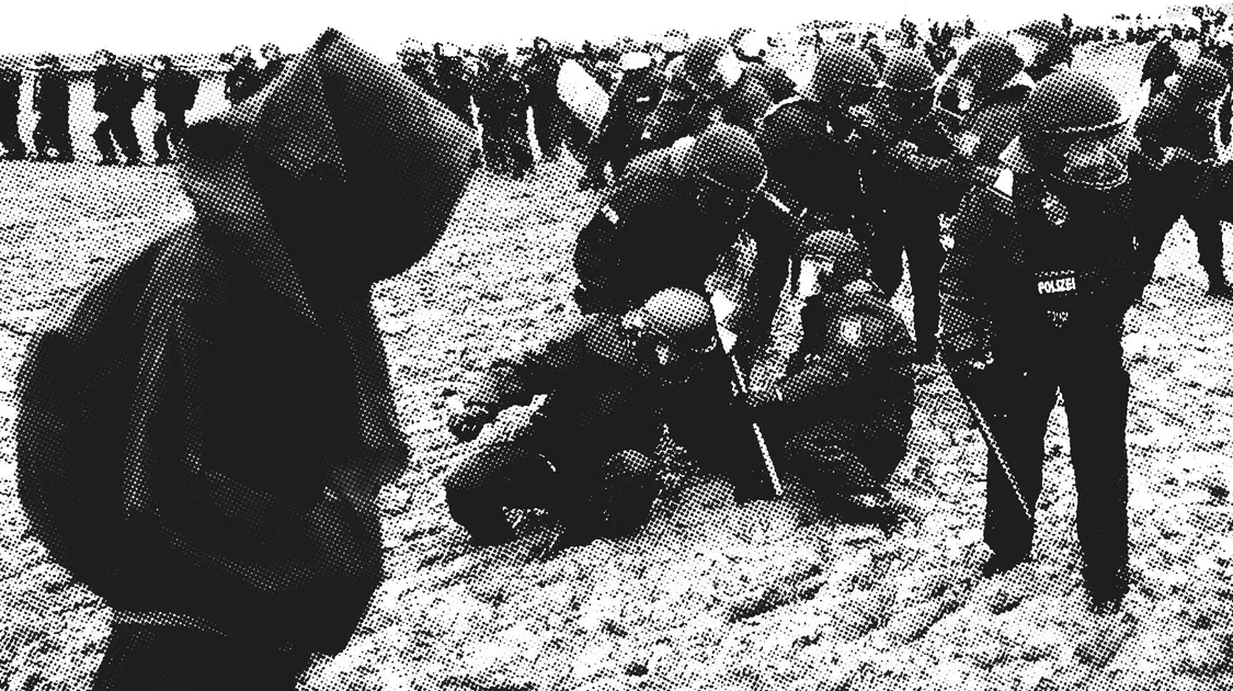 Un flic dans la boue, un buzz mondial et un moine anarchiste au tribunal