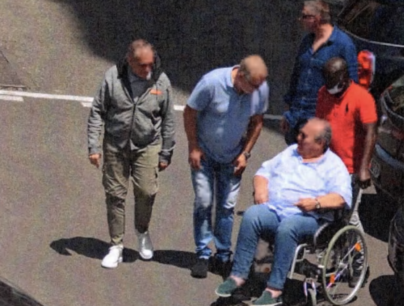 Au cœur du triangle d’or marseillais, la Villa Rocca appartient à la famille Campanella. L’établissement accueille élus, membres du milieu et sportifs autour de la « meilleure pizza de la ville ». Sur cette seconde photo, Michel Tomi (en fauteuil roulant), présenté comme le parrain des parrains corses, est accueilli sur le parking par Michel Campanella (au centre), longtemps considéré comme le boss de Marseille, et par l’un de ses bras droits, Patrick Le Maux (à gauche).