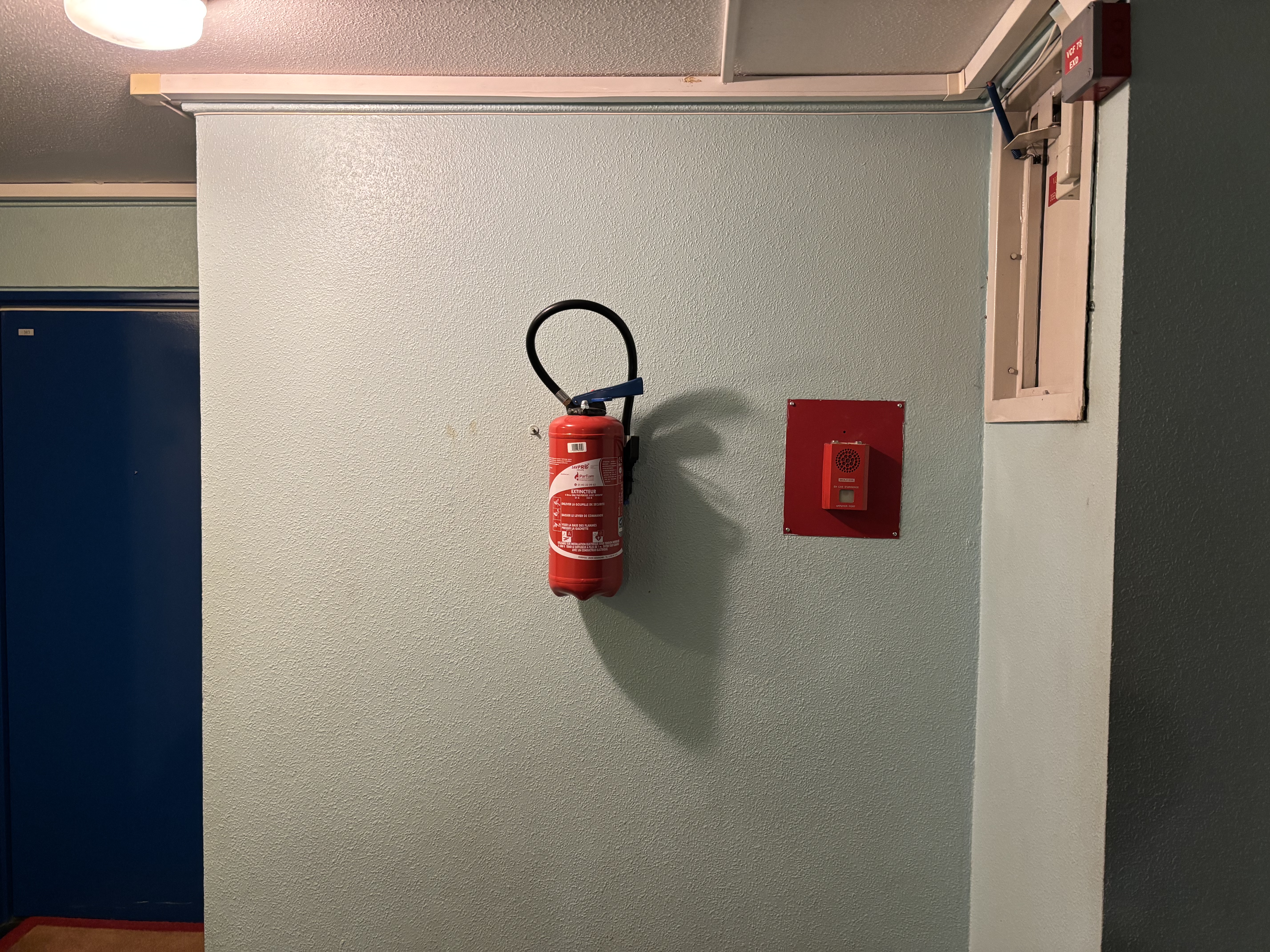 Jeudi 16 avril. 38ème étage. Quelques heures avant la visite de la commission de sécurité incendie, des extincteurs apparaissent comme par magie à chaque palier de la tour.