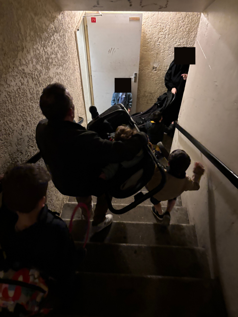 9 avril 2026. Chaïma et son mari, privés d'ascenseur, descendent leurs enfants du 20ème au 19ème.