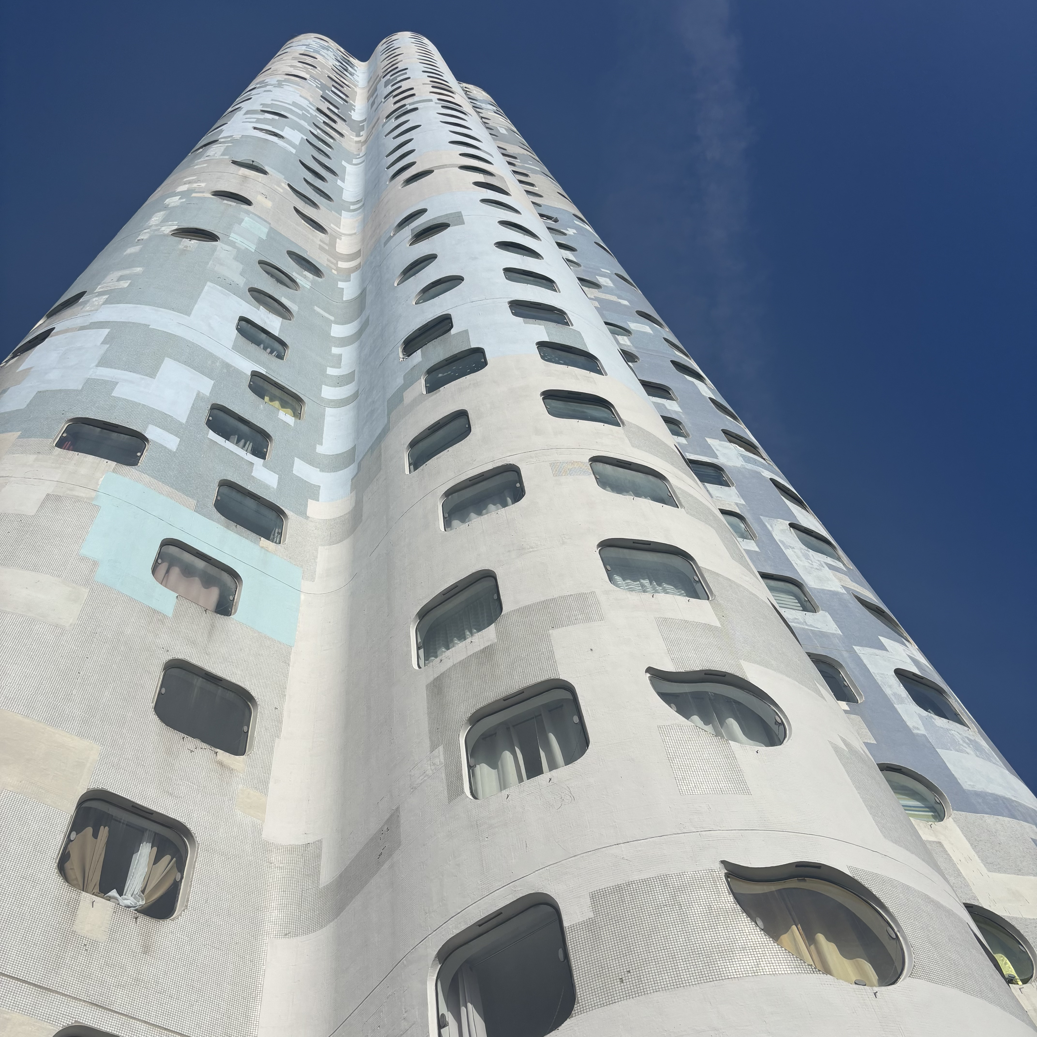 Le tour Nuages numéro 19. Cent mètres de haut, 38 étages, 600 habitants.