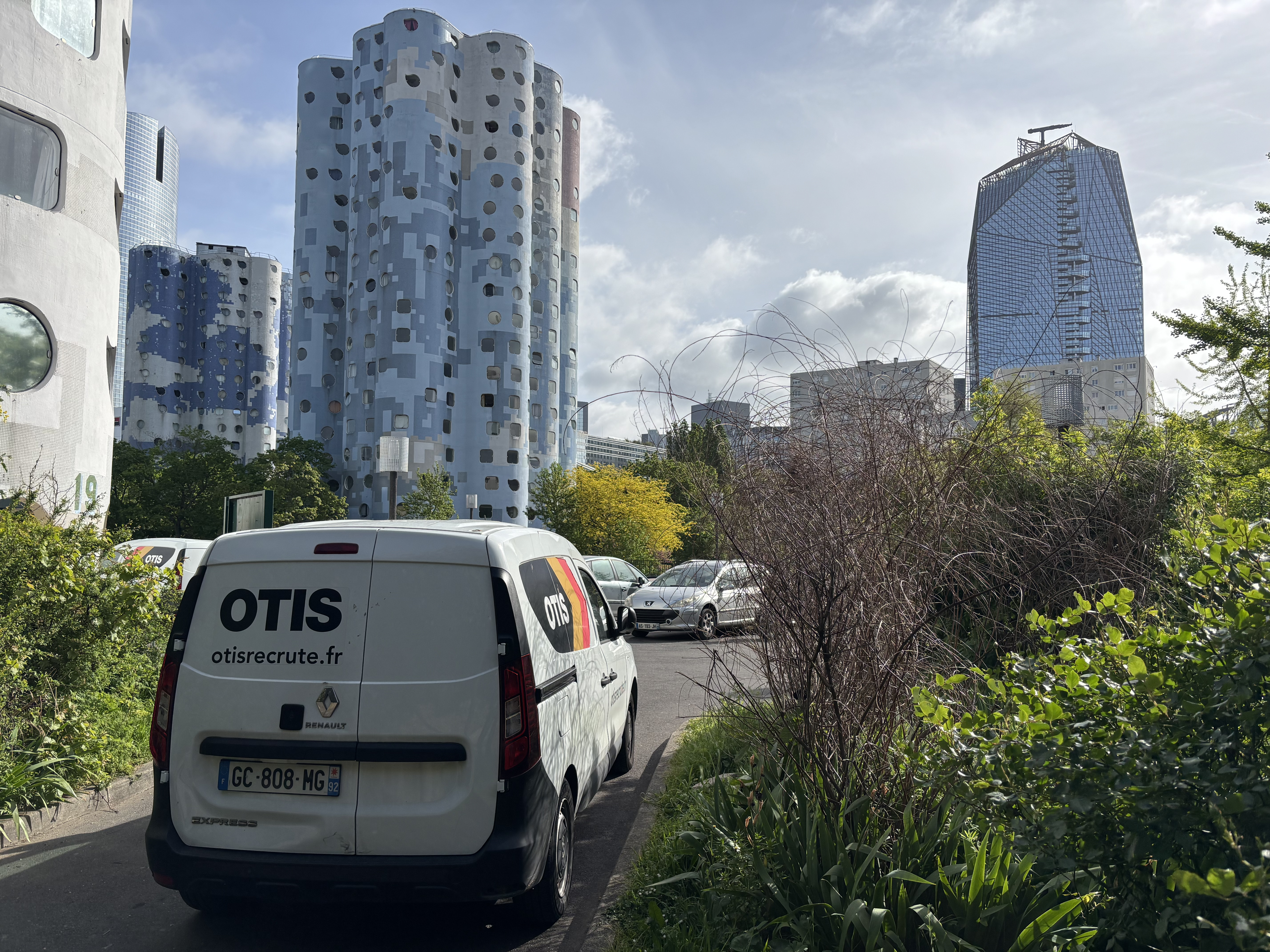 Les dépanneurs d'Otis - la société qui fabrique, installe et répare les ascenseurs des tours Nuages.