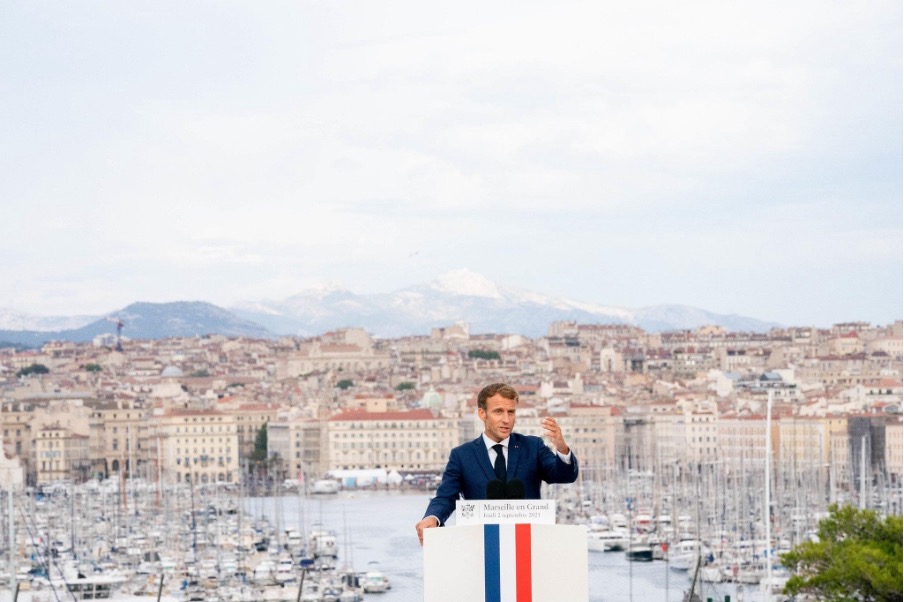 En septembre 2021, le président de la République présente son « Plan Marseille en grand » depuis le palais du Pharo. Au total, 5 milliards d’euros sont mobilisés par l’État autour de 7 chantiers prioritaires pour transformer la ville.