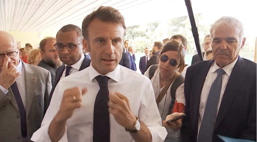 Juin 2023. Emmanuel Macron pose la première pierre du futur groupe scolaire Saint-André la Castellane, dans le 15ème arrondissement. Le projet aurait dû être la première des nouvelles écoles livrées dans le cadre du plan en cours. Il a 4 ans de retard, au minimum.